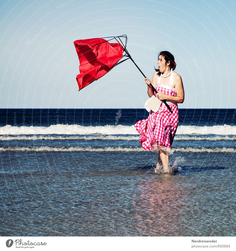 Skurrile Szene am Strand Lifestyle Stil Freude Sommer Meer Mensch feminin Frau Erwachsene Leben Wasser Wind Sturm Küste Kleid Tasche Regenschirm Freundlichkeit