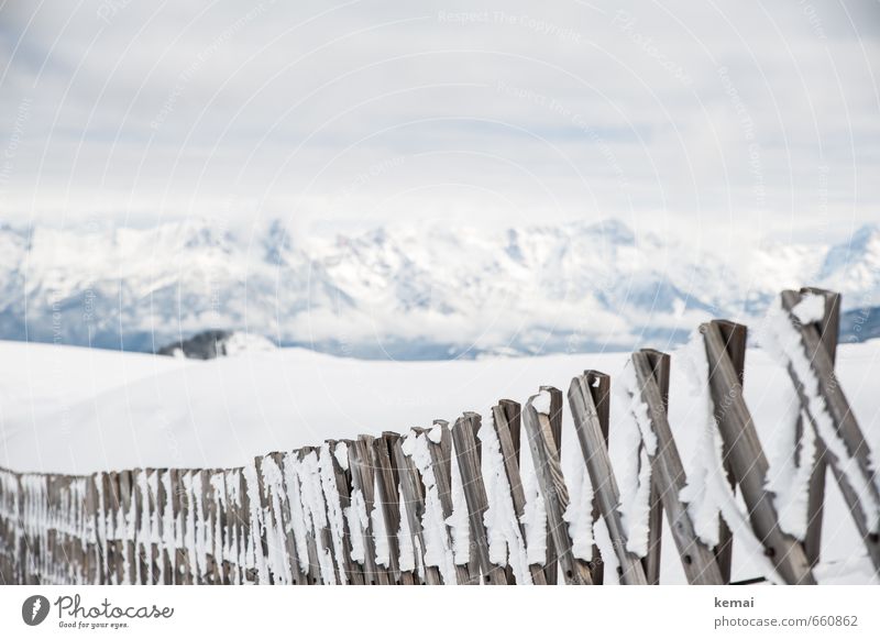 Am Zaun entlang Umwelt Natur Landschaft Wolken Eis Frost Schnee Berge u. Gebirge Schneebedeckte Gipfel Holzzaun Barriere hell kalt weiß gefroren Farbfoto