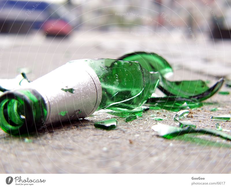 Broken glas Alkoholisiert zerschlagen Makroaufnahme Nahaufnahme Bierflasche Straße