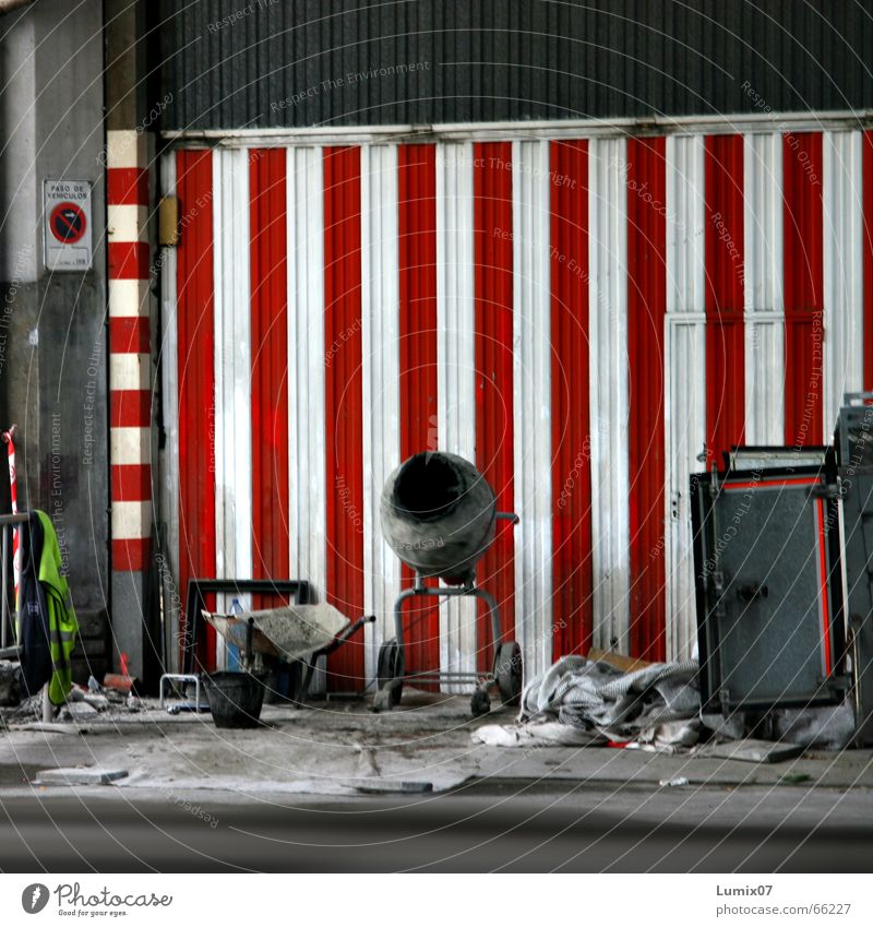 Baustelle of the "Funky Maurers" Streifen weiß rot vertikal Müll Halteverbot Arbeit & Erwerbstätigkeit Spanien Mischmaschine