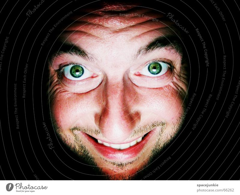 Die Hitze macht mich irre! Physik Mann Porträt verrückt Freak dunkel schwarz grün Wärme Gesicht grinsen Auge Mund Mensch Blick