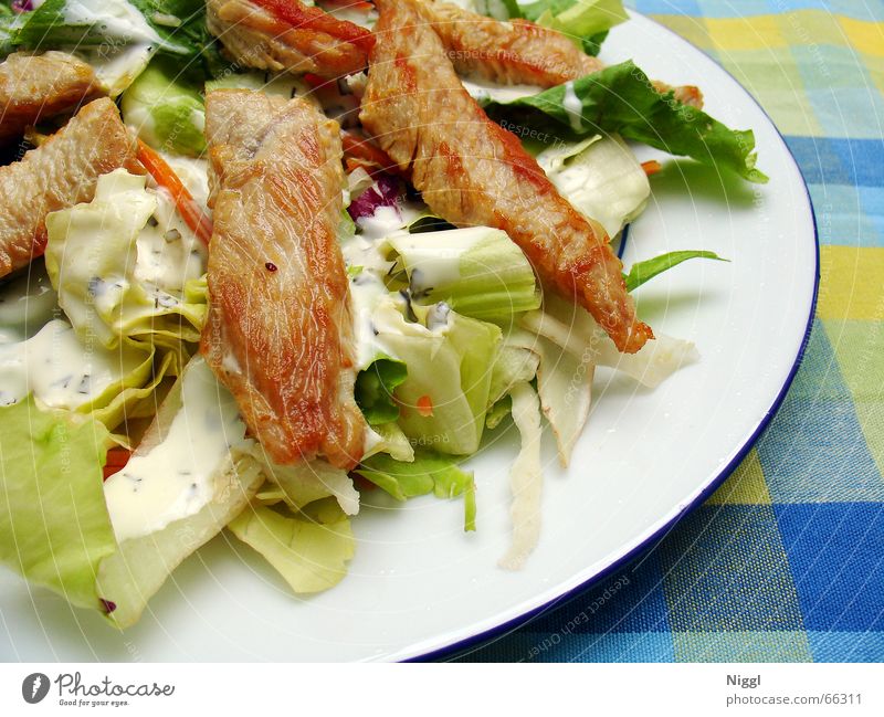Salat Ernährung Hähnchen Pute gebraten Dressing kariert Teller Lebensmittel putenstreifen niggl Tischwäsche
