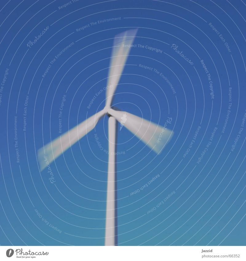 Windrad weiß Windkraftanlage drehen Langzeitbelichtung Quadrat Himmel blau Energiewirtschaft Erneuerbare Energie Bewegung Kontrast Kraft