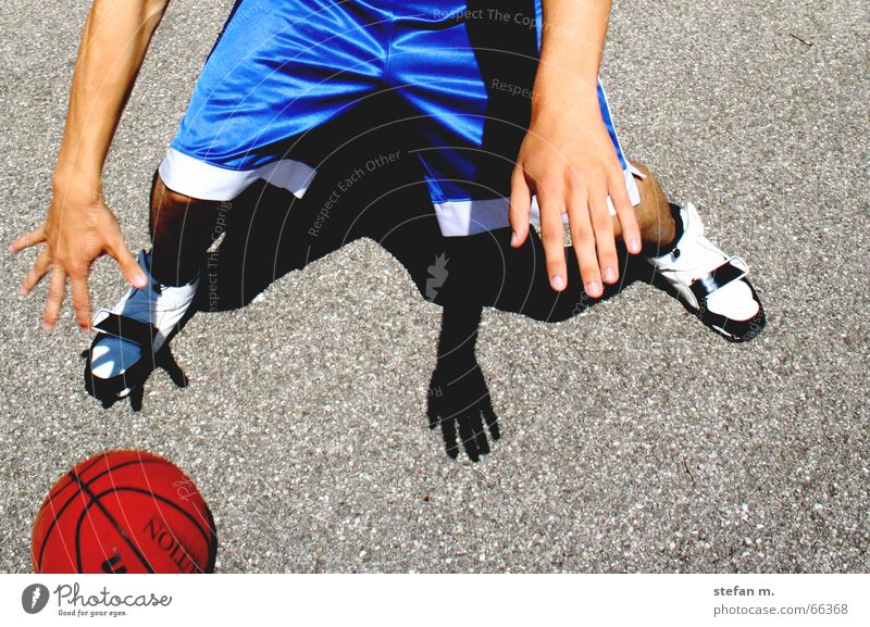 hin und her Dribbling Spielen Hand Hose Asphalt Basketball streetball move Bewegung Sport Freude Sonne Schatten Ball blau