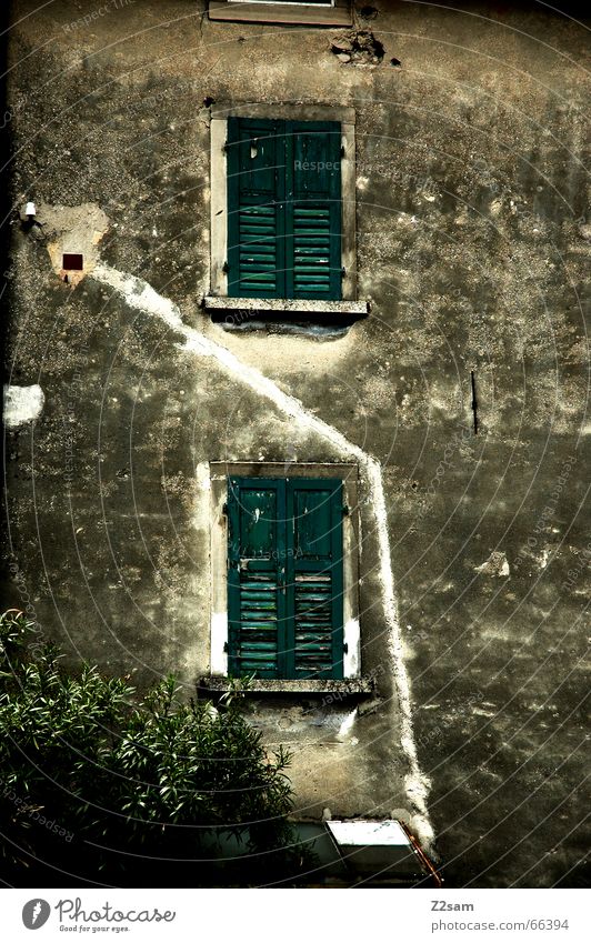Ab durch die Mitte Haus Fassade Fenster dreckig Italien Linie dirty Wege & Pfade