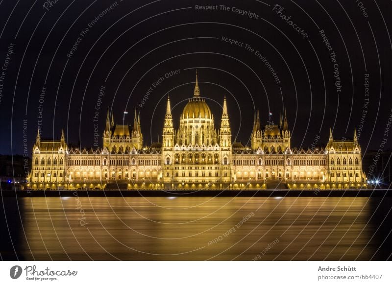Golden Budapest Ferien & Urlaub & Reisen Tourismus Ungar Stadt Stadtzentrum Palast Gebäude Architektur Sehenswürdigkeit Wahrzeichen alt außergewöhnlich schön