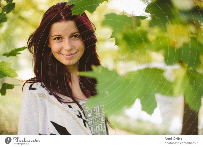 Herbstportrait I schön Gesundheit Leben Mensch maskulin Junge Frau Jugendliche Erwachsene 1 18-30 Jahre Park rothaarig ästhetisch frisch natürlich feminin grün