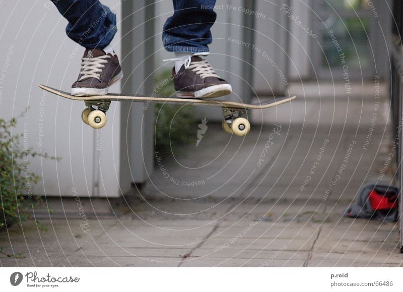 angehalten. Luft Pause Skateboarding circa Beton Stadt stehen springen Kickflip Sport Asphalt Spielen Funsport Extremsport Luftverkehr ollie Feste & Feiern