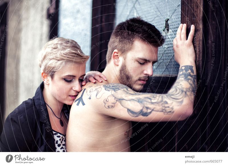 junges Paar, Mann oben ohne mit Tattoos maskulin feminin Junge Frau Jugendliche Junger Mann 2 Mensch 18-30 Jahre Erwachsene trendy Farbfoto Außenaufnahme Tag