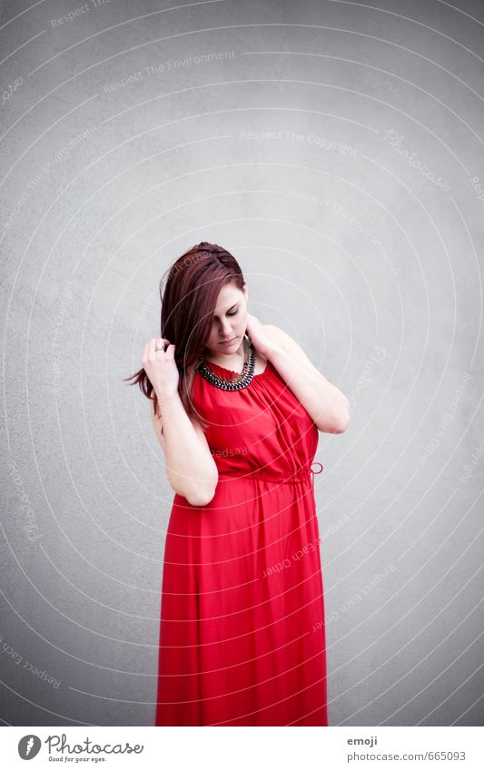 red dress feminin Junge Frau Jugendliche 1 Mensch 18-30 Jahre Erwachsene Mode Kleid brünett schön einzigartig Erotik Schwarzweißfoto Außenaufnahme