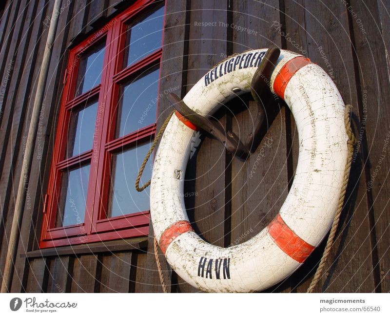 Rettung Bornholm Fenster Rettungsring rot Haus Holz braun rund Kreis Hafen