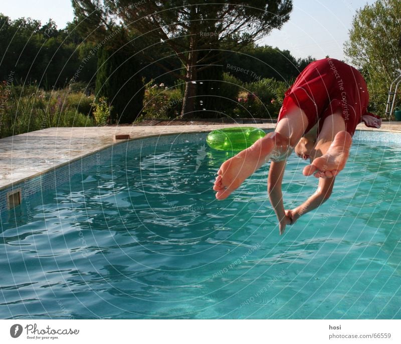 Ab ins kühle! Schwimmbad springen Ferien & Urlaub & Reisen Sommer Badehose kühlen nass angenehm Wasser Coolness Freude Erfrischung