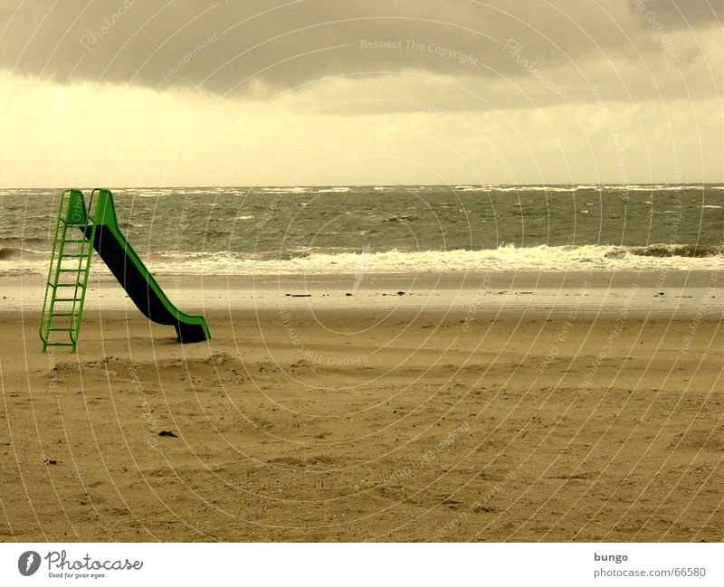 desiderium Langeoog Rutsche grün braun Unwetter Wolken Meer See Wellen Strand Sandstrand Ferien & Urlaub & Reisen Einsamkeit Langeweile Spielplatz Sehnsucht