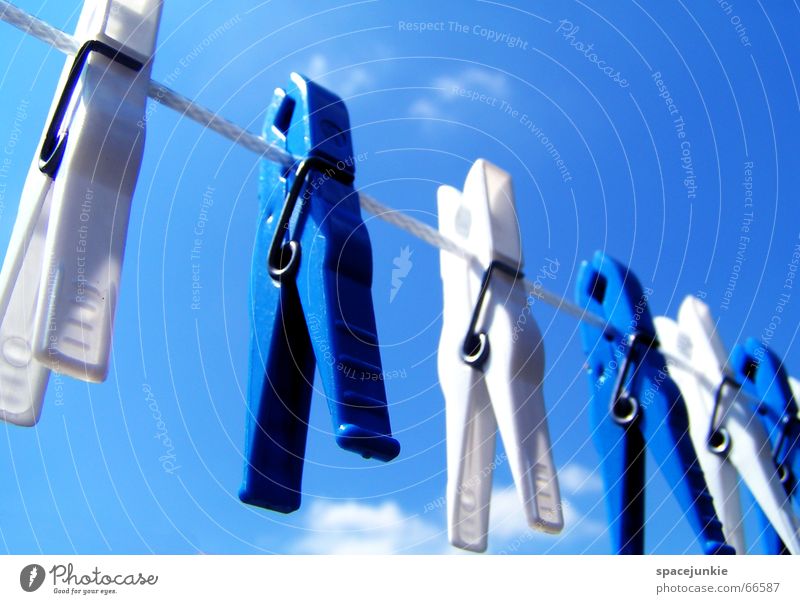 bluewhite line Wäscheklammern weiß trocken trocknen Klammer hängen aufhängen blau Himmel Seil Statue