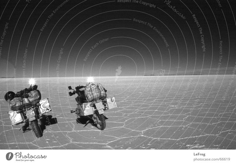 ein traum aus weißem salz Motorrad Motocrossmotorrad Spiegel Salzsee Bolivien xt 600 Ferien & Urlaub & Reisen Sonne Schwarzweißfoto Ferne