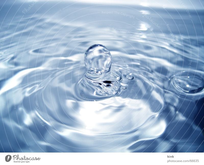 Ein kurzer Moment nass kalt Makroaufnahme Momentaufnahme Wasser Wassertropfen blau Klarheit Erfrischung