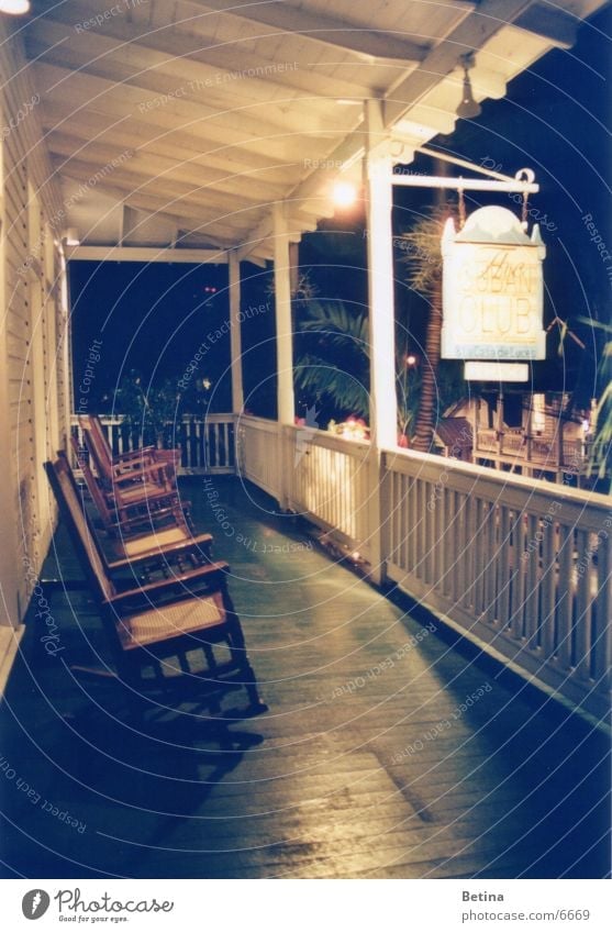 rocking chair Gedeckte Farben Abend Nacht Kunstlicht Langzeitbelichtung Menschenleer Terrasse Gelassenheit geduldig ruhig Key West Florida Schaukelstuhl