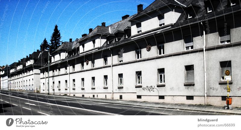 Alles Gleich Frankfurt am Main Uniform weiß schwarz Fenster Altbau Militärgebäude Dach gleichförmigkeit Langeweile heddernheim uniformität blau Straße verrückt