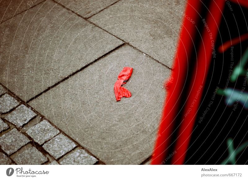 Geplatzt! Werbeschild Bürgersteig Pflastersteine Bodenplatten Schilder & Markierungen Stein Metall Kunststoff liegen stehen einfach kaputt Kitsch Stadt rot