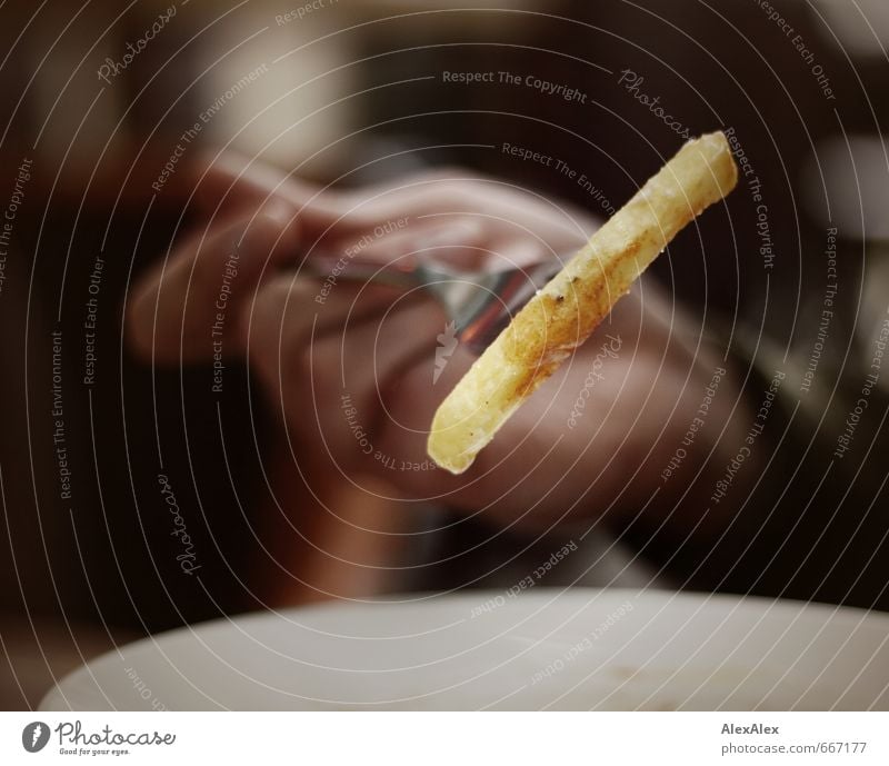 aufgegabelt Ernährung Vegetarische Ernährung Fastfood Fingerfood Pommes frites Gabel Ketchup Mayonnaise Restaurant Essen Hand Teller hängen einfach lecker gelb