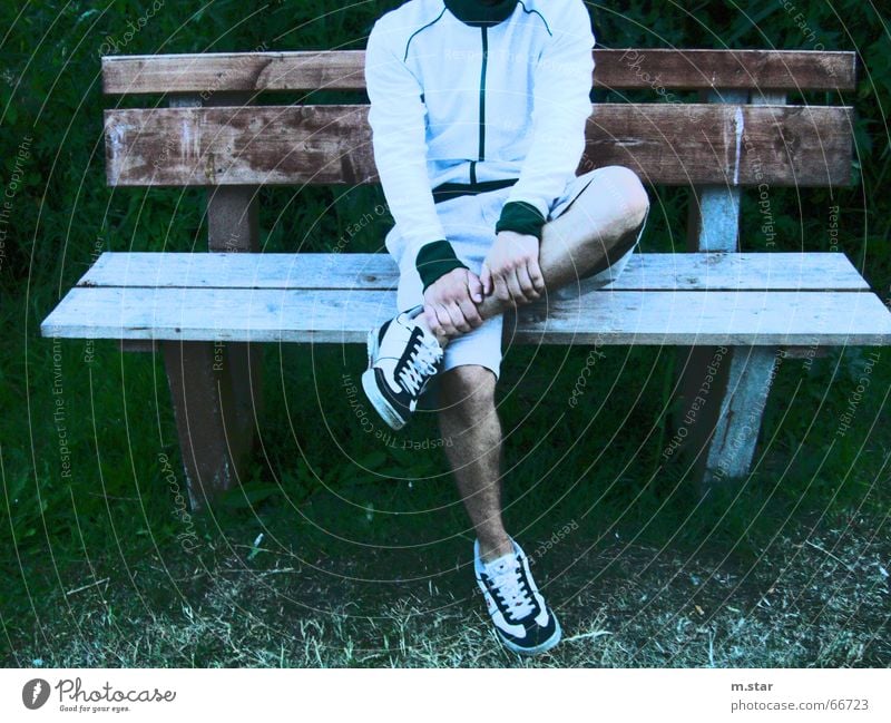 Bench Sitting #1 Hand Erholung Schuhe Hose Shorts Holz Gras Bank sitzen Beine Coolness Kontrast trainingsjacke Balken m.star