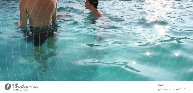 Spass im Nass Sommer Ferien & Urlaub & Reisen Schwimmbad nass Mensch Badehose stehen kühlen ungefährlich Wasser Sonne Freude Rücken Coolness warten Blick