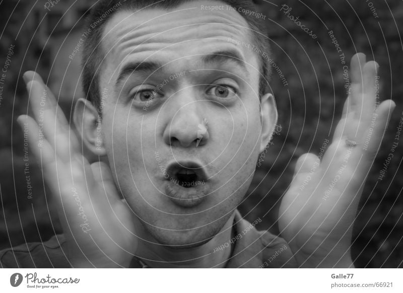Überraschung Porträt Mann schwarz weiß grau Lippen Hand erschrecken Gesicht Auge Nase Mund