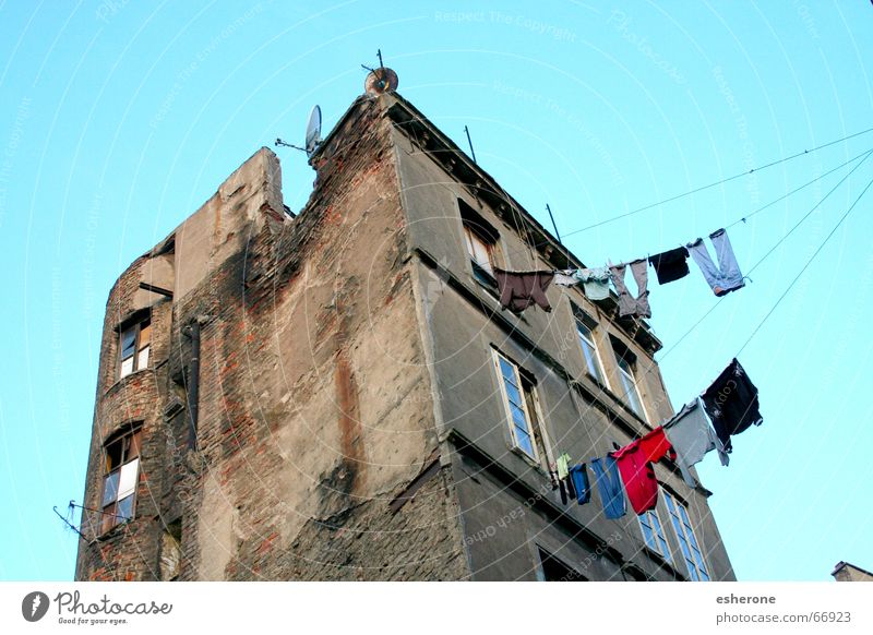 altes Haus mit Wäsche Ruine Fenster Mauer Istanbul ist Himmel blau