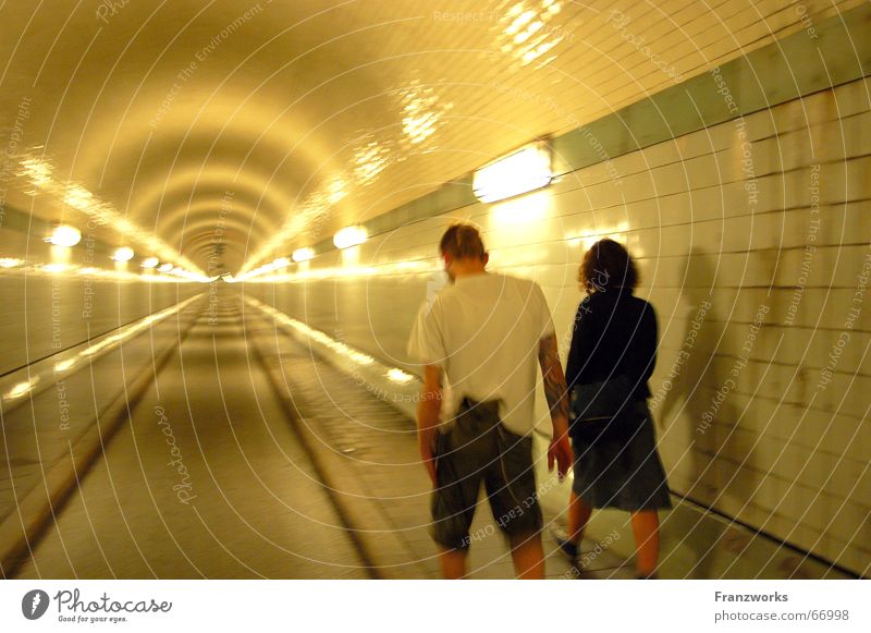 ...Ende aus - alles gut? Tunnel gelb Sankt Pauli-Elbtunnel Freundschaft Zusammenhalt träumen Straße Wege & Pfade Paar liebe? durch dick und dünn paarweise