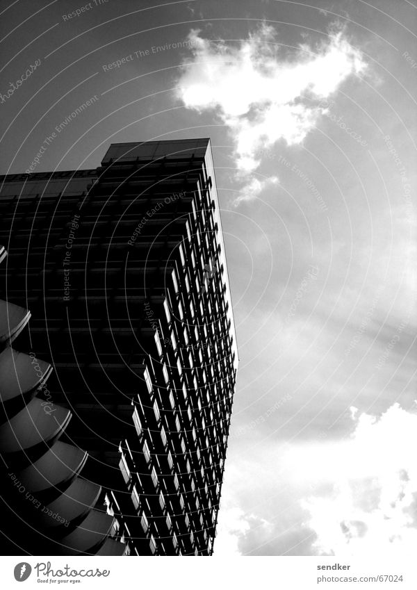 Alex Alexanderplatz Symmetrie Wolken stark Festung Berlin Schwarzweißfoto Sonne Anschnitt Architektur