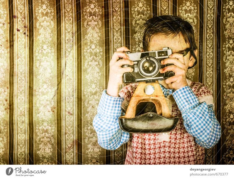 Junge mit Oldtimer-Kamera Lifestyle Glück Kind Fotokamera Kindheit alt klein niedlich retro weiß Nostalgie altehrwürdig jung Fotografie Kaukasier Hintergrund