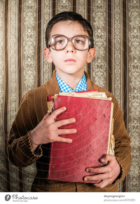 Kind mit Brille hält rotes Vintage-Buch fest lesen Schule Mensch Junge Vater Erwachsene Kindheit alt historisch retro schwarz weiß altehrwürdig Fotografie