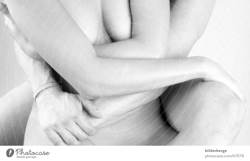umarmung Schwarzweißfoto Akt schön maskulin feminin Junger Mann Jugendliche Frau Erwachsene Brust Arme Hand Beine berühren festhalten genießen Liebe Sex Umarmen