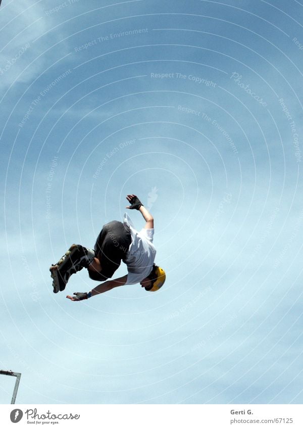 flyhi*gh Inline skates Helm Sporthelm himmelblau Wolken verkehrt Fahrer Mann Junger Mann springen Stunt Dach Himmel aggressive skating Schönes Wetter abwärts