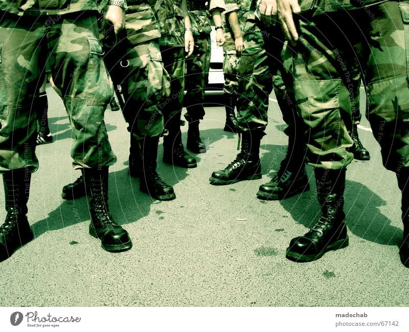 Militär Armee Tarnanzug Krieg Kampf Stiefel Veranstaltung Mensch Homosexualität Mann Erwachsene Beine Fuß Schuhe Frieden 2006 Tarnung Springerstiefel
