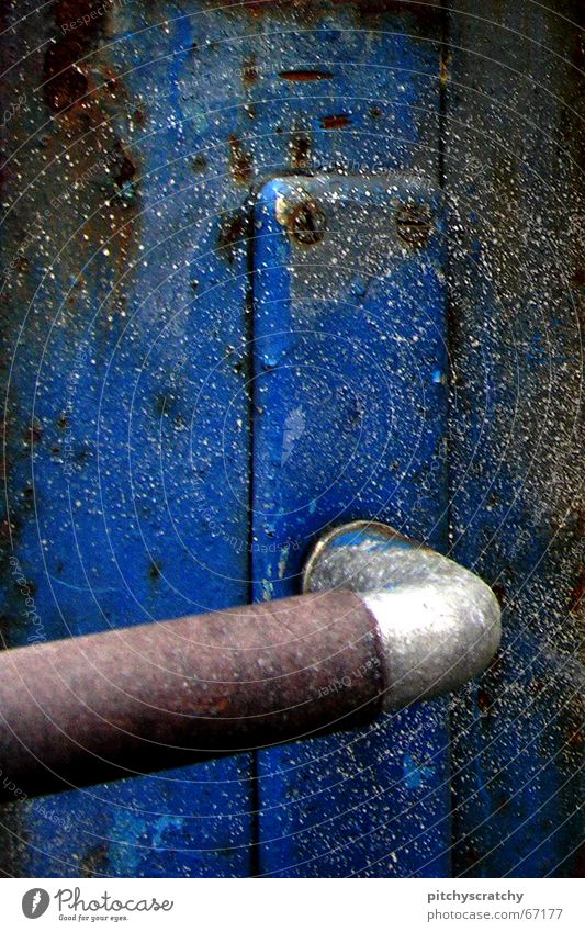 Klinke Griff rau Schraube alt Türknauf Anstrich Tor Rost Türflügel Detailaufnahme blau Metall metallbeschichtung