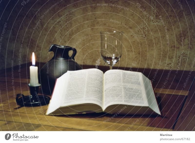 nature morte ruhig Stillleben Buch Kerze Krug Erholung Bibel Religion & Glaube Glas Denken