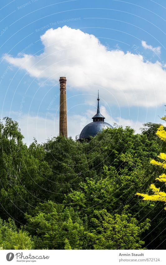 Alter Wasserturm und Schornstein hinter Baumwipfeln, Berlin Industrie Infrastruktur Architektur Umwelt Wolken Sonnenlicht Sommer Schönes Wetter Park Hauptstadt