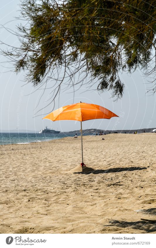 Einsamer Sonnenschirm Ferien & Urlaub & Reisen Tourismus Sommer Wolkenloser Himmel Schönes Wetter Strand Meer trist orange Stimmung Vorfreude Einsamkeit