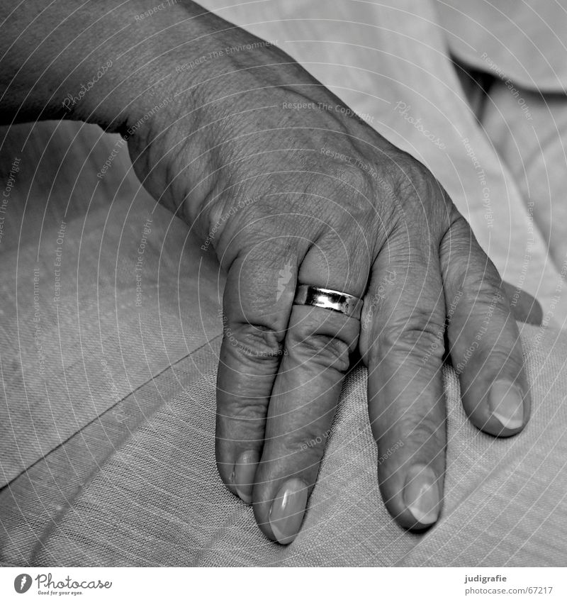 Ruhende Hand Finger Fingernagel Frau Senior Ehering verheiratet ruhig gezeichnet Schwarzweißfoto Weiblicher Senior 60+ Kreis Charakter