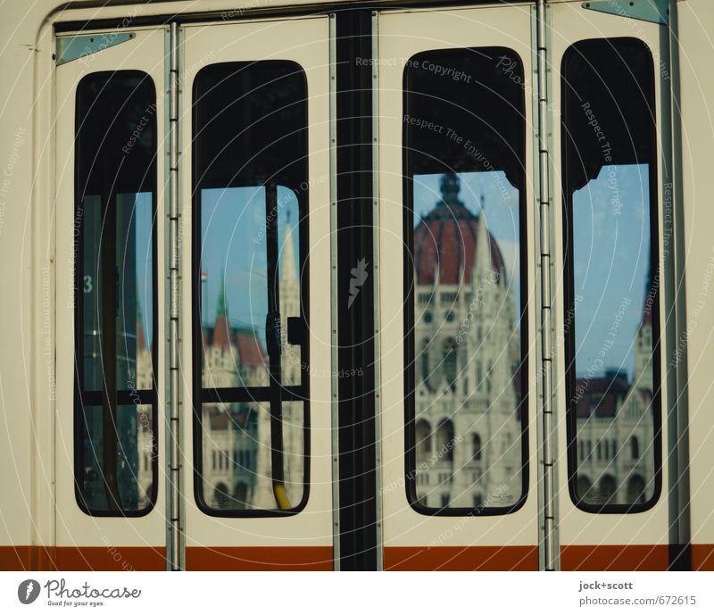 Mit der Straßenbahn zum Parlament Architektur Neogotik Sechziger Jahre Himmel Schönes Wetter Budapest Sehenswürdigkeit Wahrzeichen Haltestelle Türrahmen Ferne
