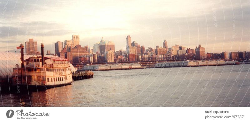 New York New York State weich Wasserfahrzeug Haus Raddampfer Amerika Wolken Hochhaus Sonnenuntergang rot Meer braun gelb himmlisch Freundlichkeit Baum Sträucher