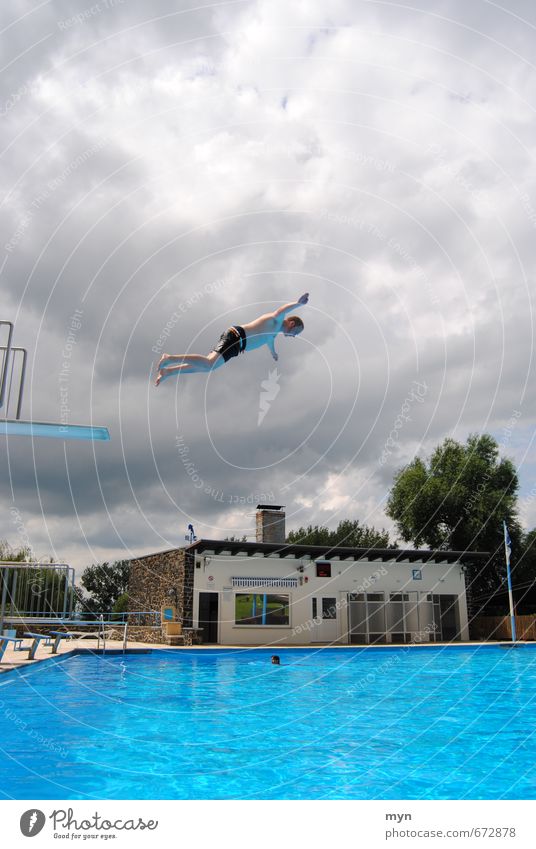 Freibad I Schwimmen & Baden Sommer Wassersport Schwimmbad maskulin Junger Mann Jugendliche Erwachsene 1 Mensch 18-30 Jahre springen Dreier Sprungbrett fliegen