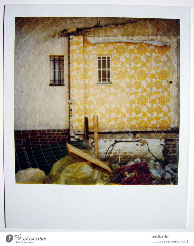 Polaroid IV Haus Demontage Tapete Fenster Wolken Wiese Ackerbau Himmel