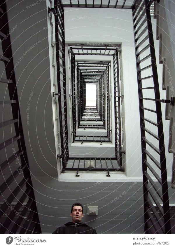 Hö?! Treppenhaus Haus eckig Spirale Rechteck Flur leer steigen Steigung Treppengeländer Halt Halterung Unendlichkeit Mitte zentral Symmetrie Niveau Mensch