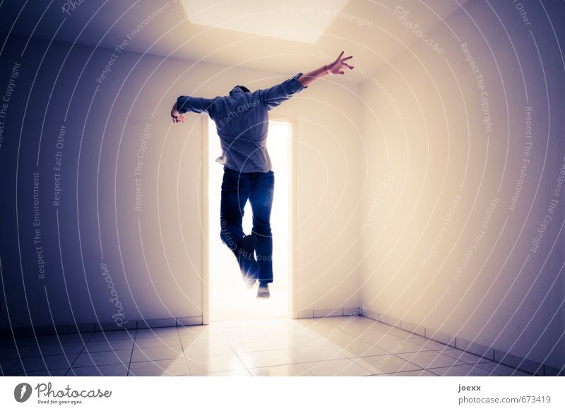 Mann springt durch Tür ins Licht Erwachsene 1 Mensch Wand springen hell blau braun schwarz weiß Kraft Hoffnung träumen Bewegung Ende Entschlossenheit Ziel
