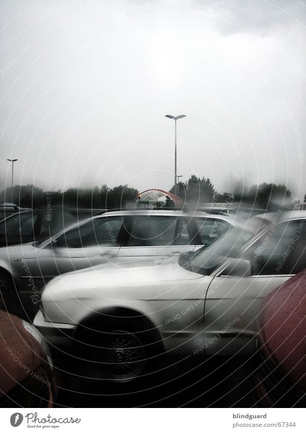 Wet-Look nass Parkplatz Unwetter Unschärfe dunkel Regen Durchblick PKW Fensterscheibe Wassertropfen Gewitter rain raindrops blur car cars warten