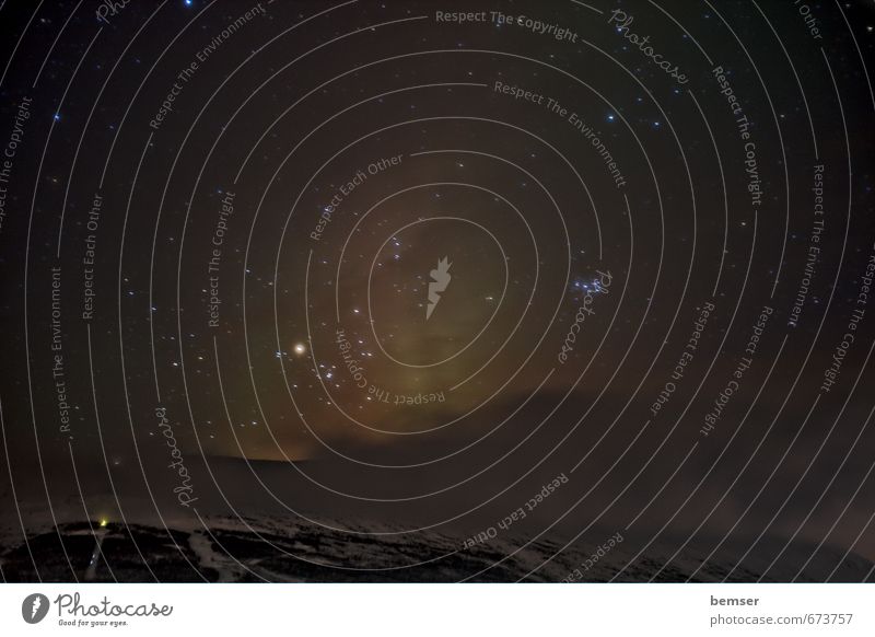 Aurora Borealis / Polarlicht mit Berg Ausflug Expedition Winter Wissenschaften Studium Raumfahrt Nachthimmel Stern Nordlicht erleben Ewigkeit Farbfoto