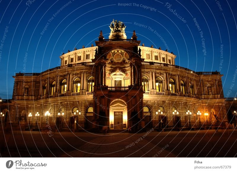 Es ist an der Zeit, .... Oper Opernhaus Bauwerk Denkmal Begeisterung Coolness Dresden Sachsen Renaissance wagner Semper Farbfoto mehrfarbig Abend Dämmerung