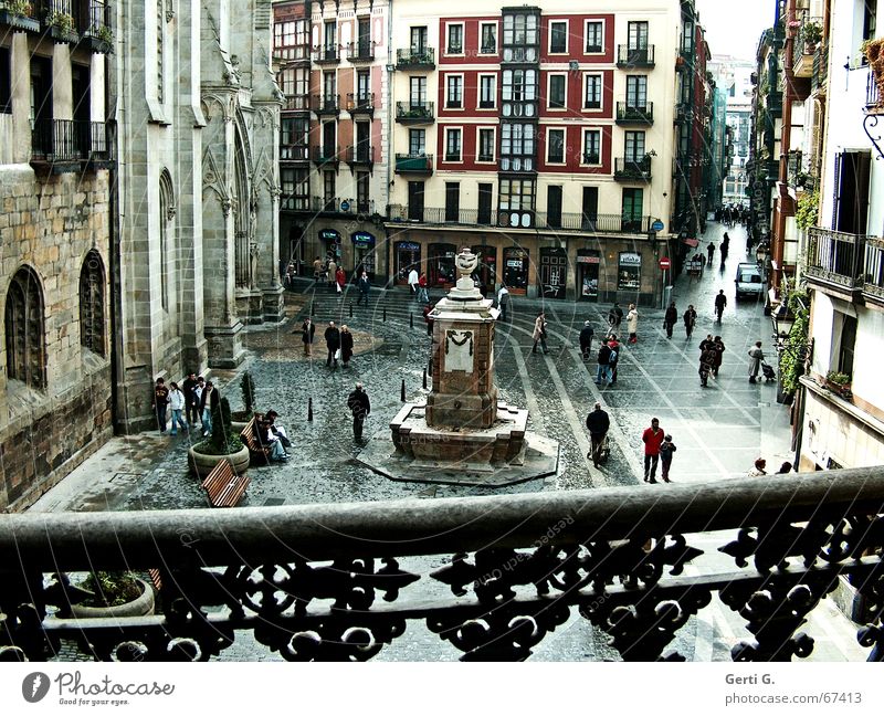 Plaza in Bilbo Bilbao Spanien Platz Mensch Denkmal Balkon Gebäude Haus ungemütlich Aussicht Bank mehrfarbig Fenster Gasse Hochhaus Schnörkel Fußgänger